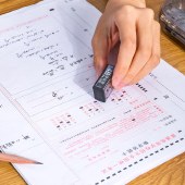 得力（得力）黑色橡皮擦橡皮擦无屑干净小学生考试专用少屑不留痕迹4B涂鸦绘图美术7545 4B中号【30块一盒装】